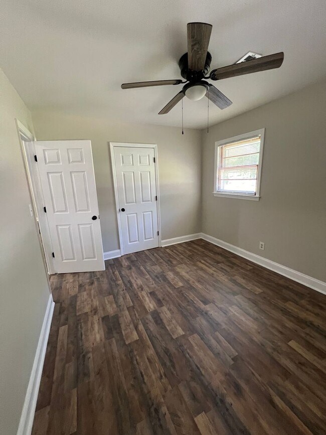 Building Photo - 836 White Oak Dr