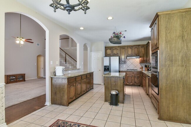 Building Photo - Large Mansfield High Home Centrally Located