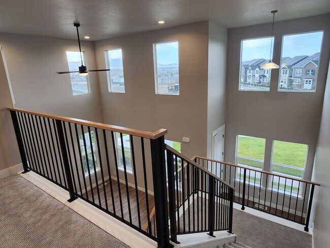 Building Photo - Beautiful  End Unit Townhome In Herriman