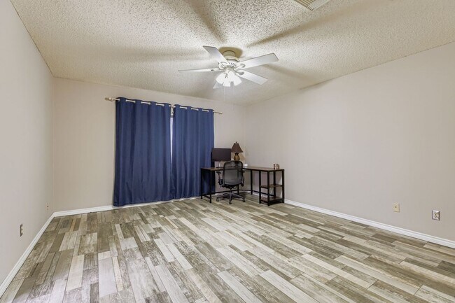 Building Photo - Stunning 3 bedroom home with Easy access t...