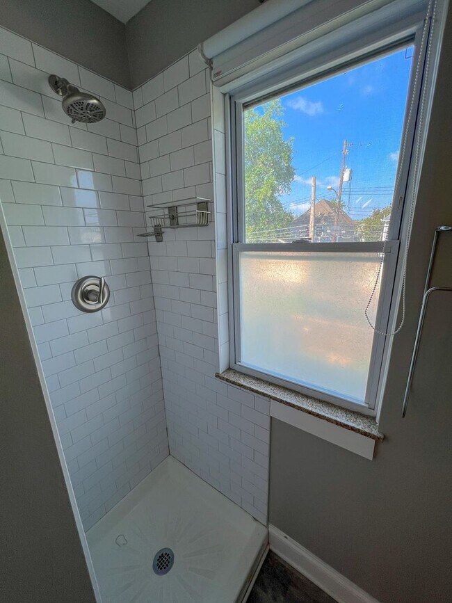 Building Photo - Modernized 2nd Floor Apartment in Franklinton – Your Urban Oasis Awaits!