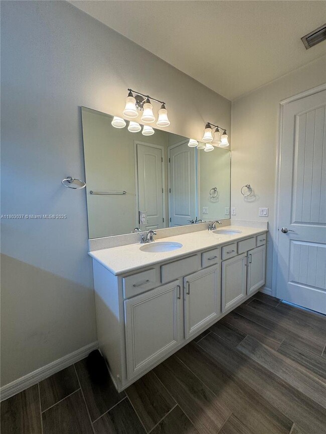 Building Photo - 4729 Greenway Dr