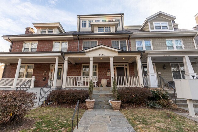 Building Photo - Chevy Chase Area One Bed, One Bath Condo R...
