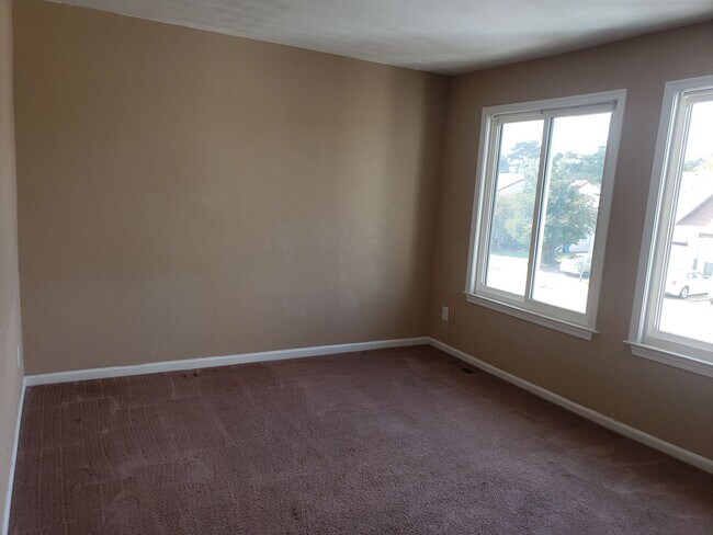 Building Photo - Modern 2 Bed | 2 Bath Townhouse in Town Center!