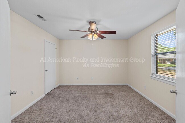 Building Photo - 137 Deville Dr