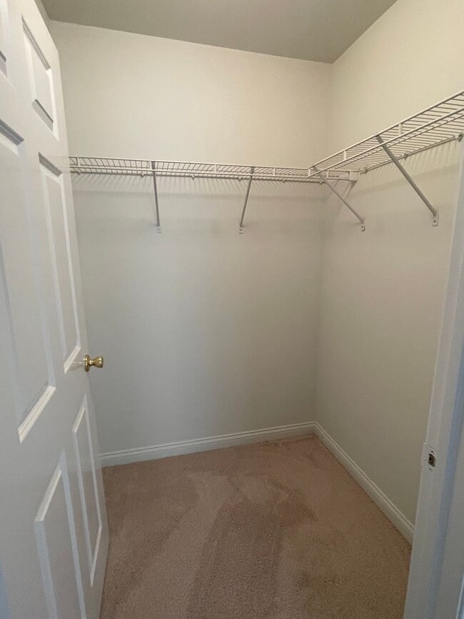 Building Photo - Shelby Twp 2-bedroom, 2-bath condo-style w...