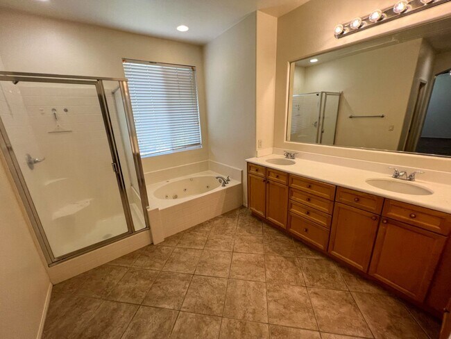 Building Photo - Spacious 4 Bedroom 3 Bathroom Home with 3 ...