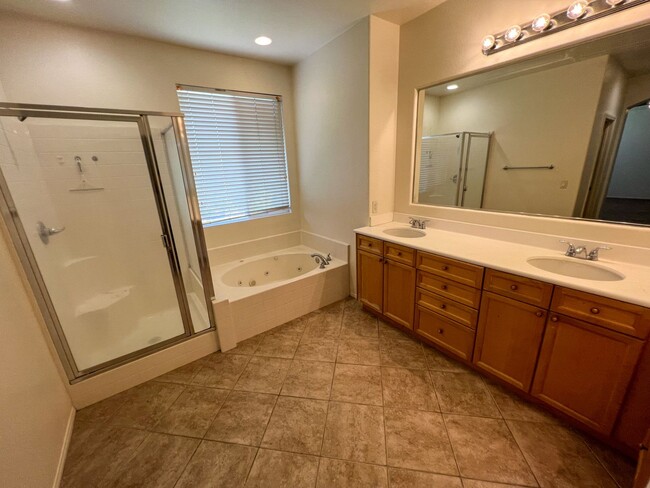 Building Photo - Spacious 5 Bedroom 3 Bathroom Home with 3 ...