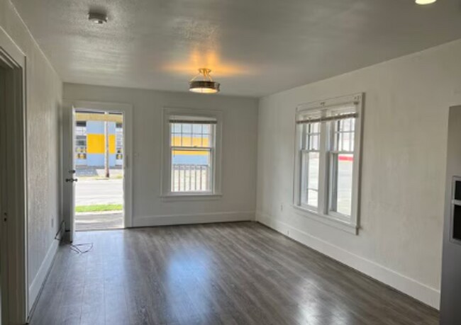 Building Photo - Mount Vernon 2 Bedroom 1 Bath Close to Dow...