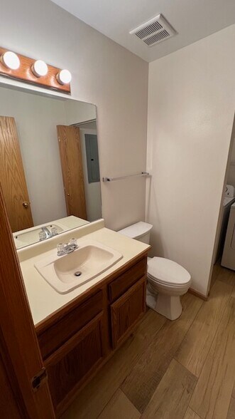 1/2 bathroom - 640 Homestead Dr