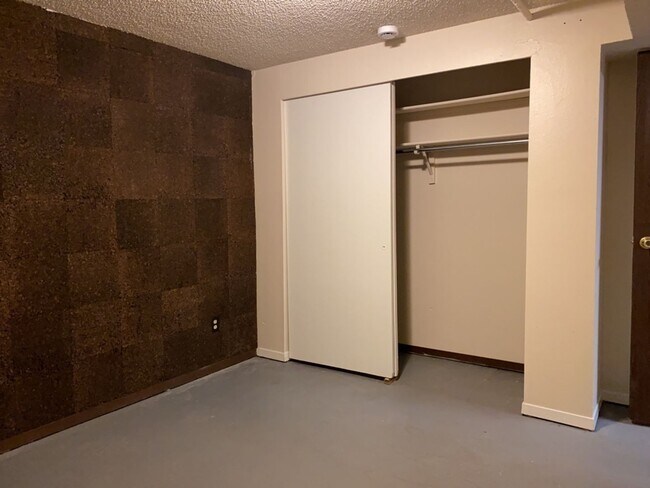 Building Photo - Start a Lease by 12/1 and Receive a $500 R...