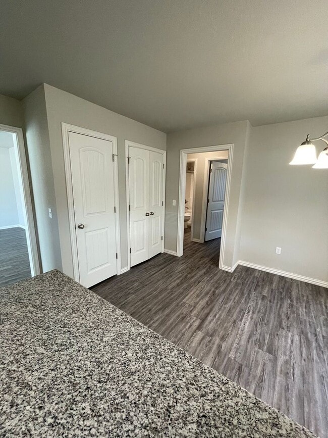 Building Photo - Close to school/ Granite countertop