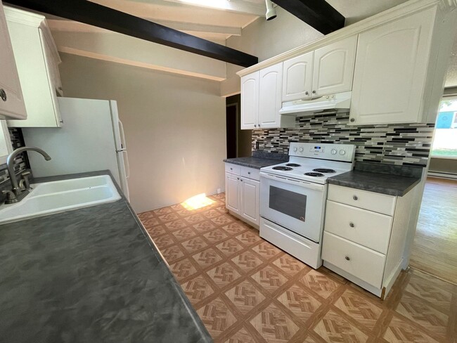 Building Photo - Pet Friendly 3 Bedroom with Spacious Yard!