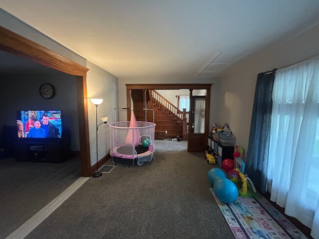 Building Photo - 121 S Main St