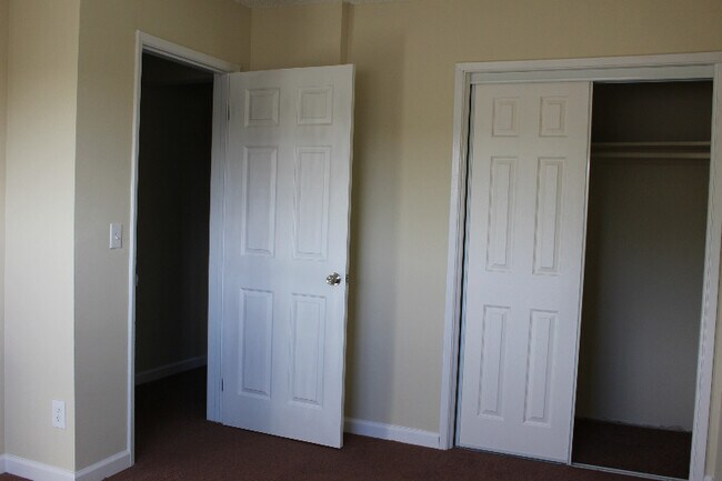 Building Photo - 2908 Alsace Ave