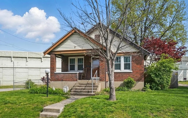 Primary Photo - 198 W Ross Ave