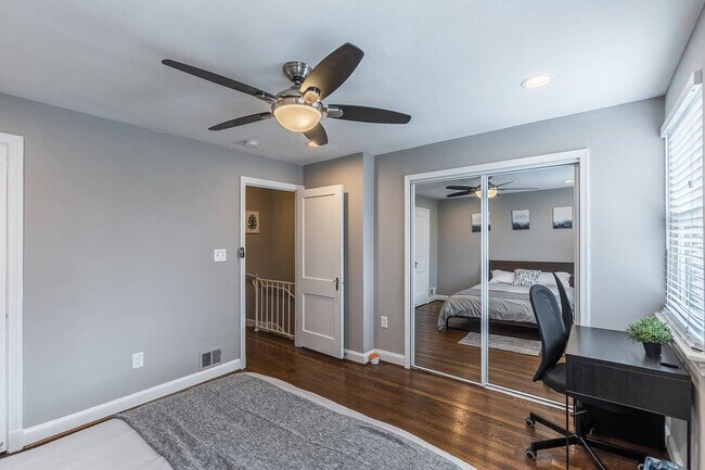 Building Photo - 3277 Montrose Ave