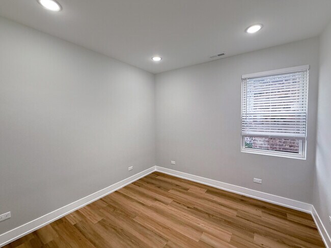 Building Photo - 6218 S King Dr