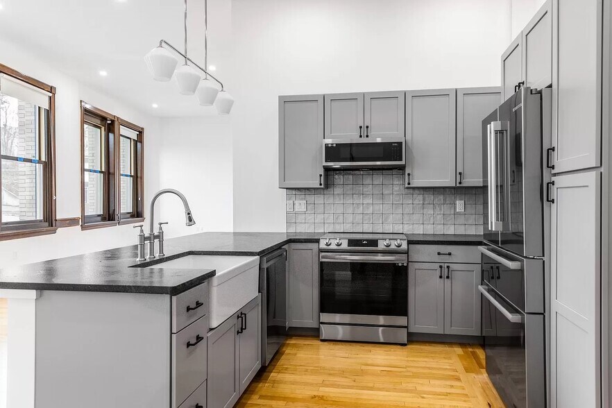 Building Photo - 33 State