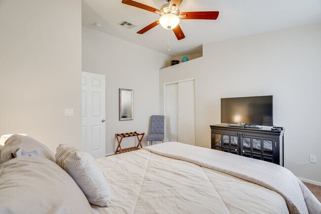 Building Photo - 1209 W Crystal Palace Pl