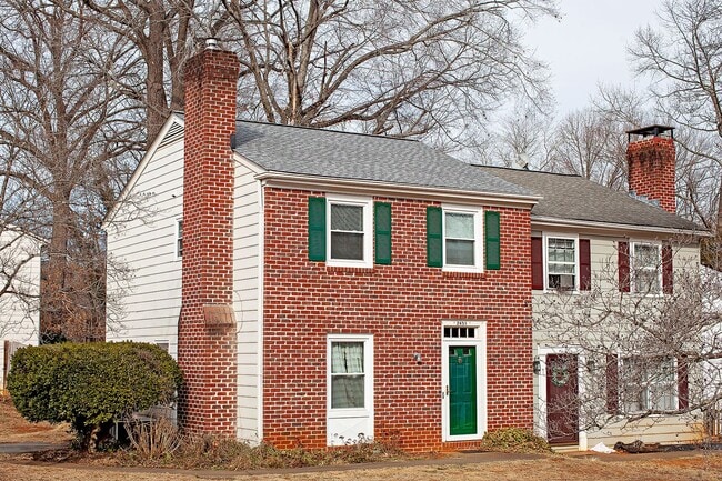 Building Photo - Move-in Ready/Pet-Friendly Briarwood Duplex