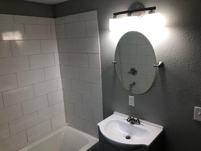 Building Photo - 402 E Walnut St