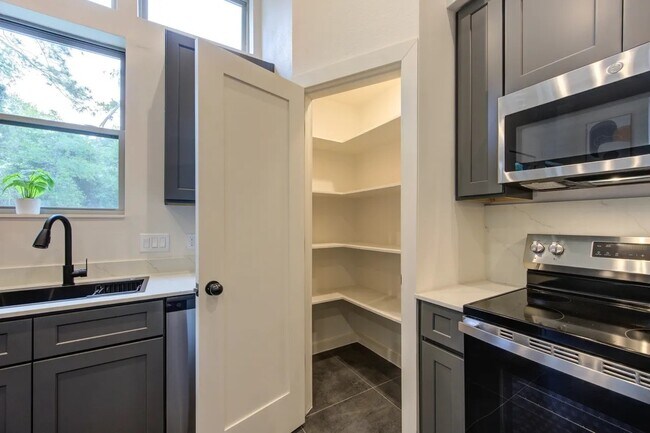 Building Photo - 13902 Bee Flower Ln