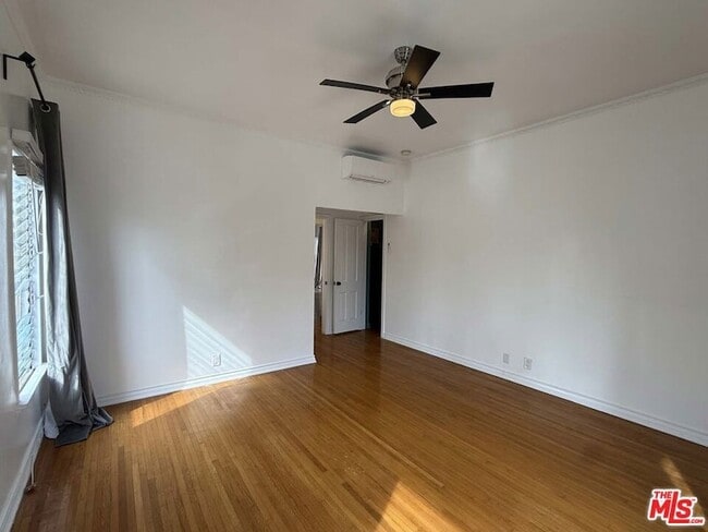 Building Photo - 157 N La Peer Dr