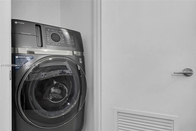 Building Photo - 480 NE 31st St