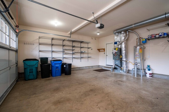 Building Photo - 3+ Bedroom 2.5 Bath with Office and Bonus Room - Indoor Play Structure - North Salmon Creek