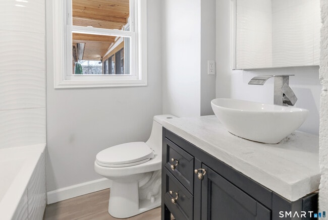 Building Photo - 855 Riverside Dr