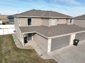 Building Photo - Newer 3-Bed Townhome in NW Columbus, attached double car garage and private back yard!