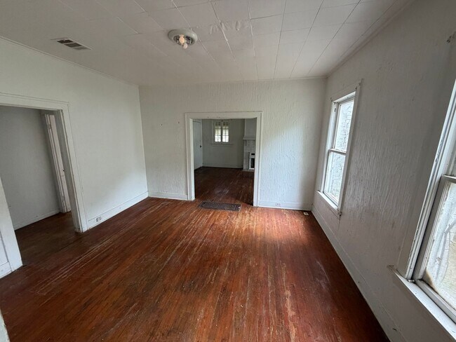 Building Photo - 132 E Jordan St