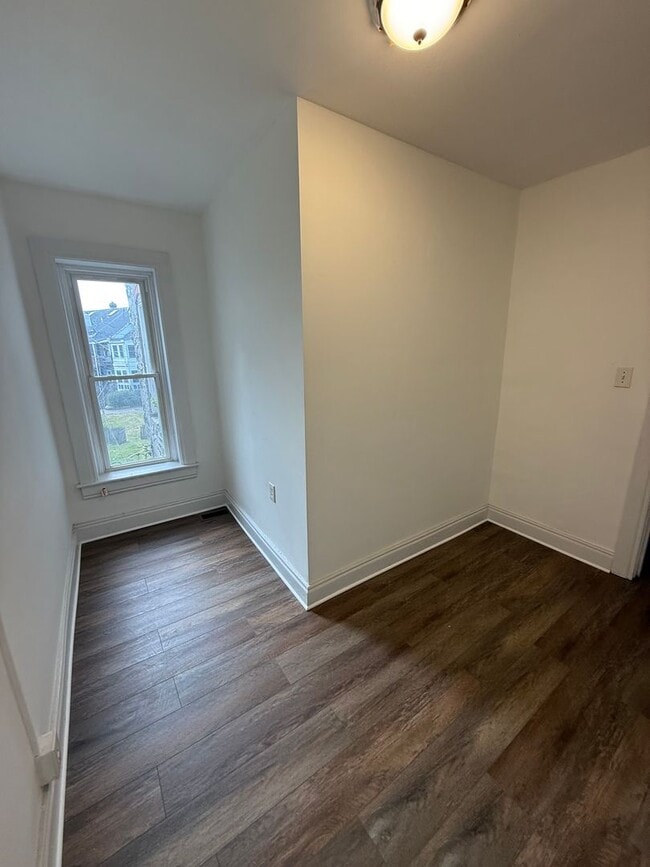 Building Photo - Duplex located on Belview Ave.