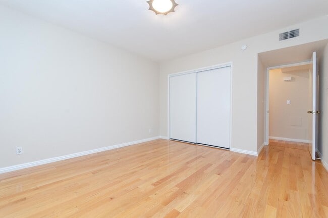 Building Photo - Stunning renovated apartment in the Heart ...