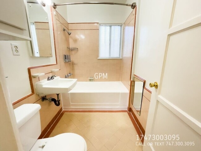 Building Photo - 4737 1/2 Beverly Blvd-