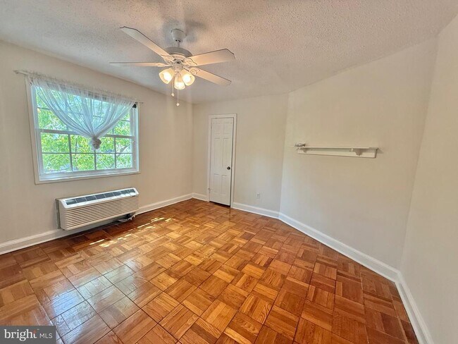 Building Photo - 1706 W Abingdon Dr