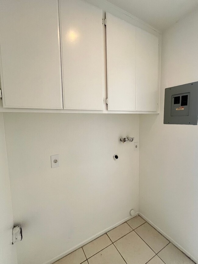 Building Photo - **MOVE IN DEPOSIT SPECIAL** 2 Bedroom 2.5 ...