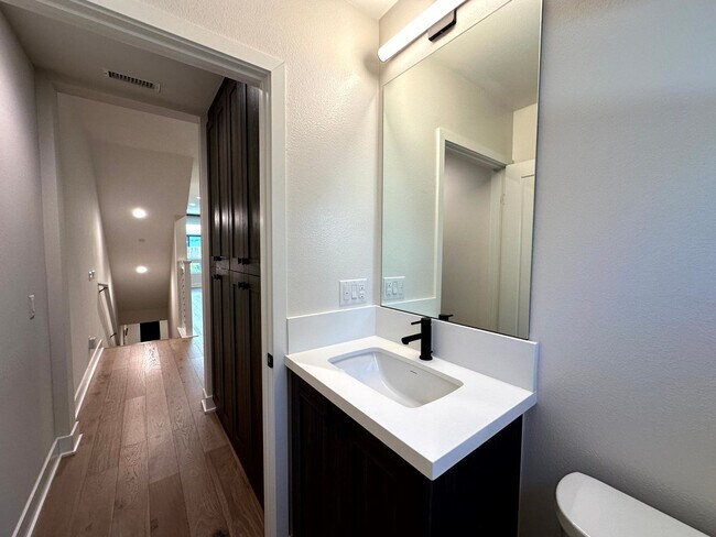 Building Photo - Fantastic 3 Story Townhome - 2 bedrooms - ...