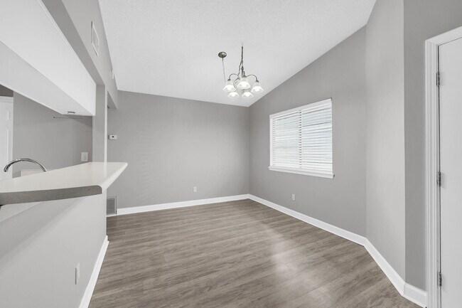 Building Photo - 3930 Balsam Dr