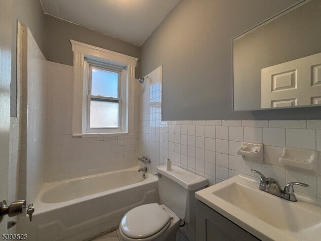 Building Photo - 514 E Jersey St