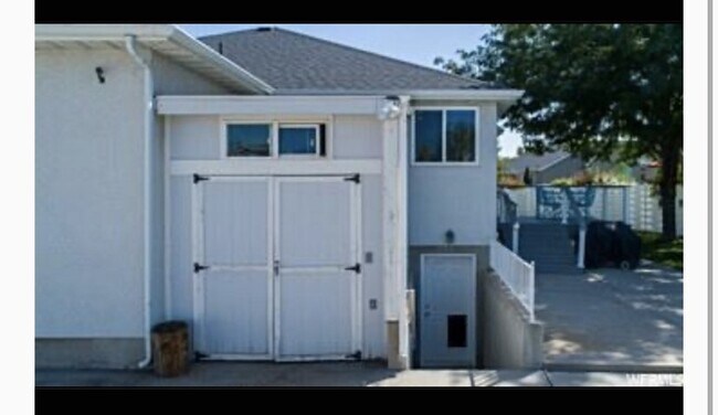 Building Photo - 6254 Dellron Dr