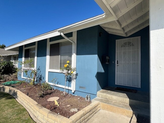 Building Photo - 4 Bedroom, 2 bath home for rent in Huntington Beach