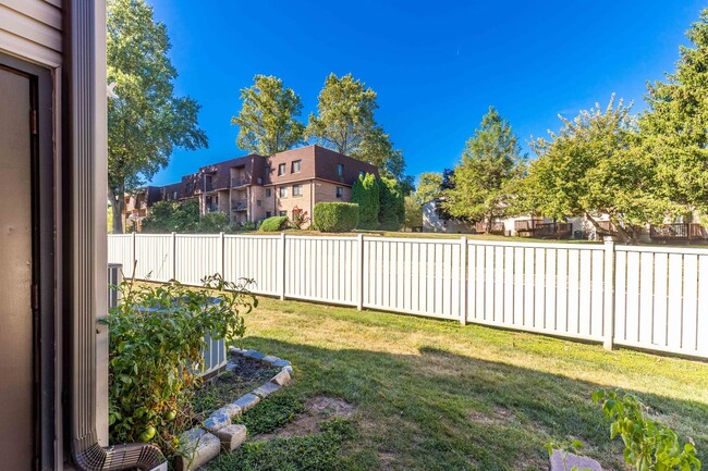 Building Photo - Updated 2 Bedroom 1.5 Bath in Goshen Valley!