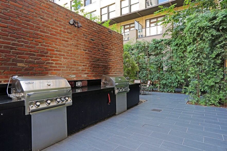 Building Photo - 460 S Spring St