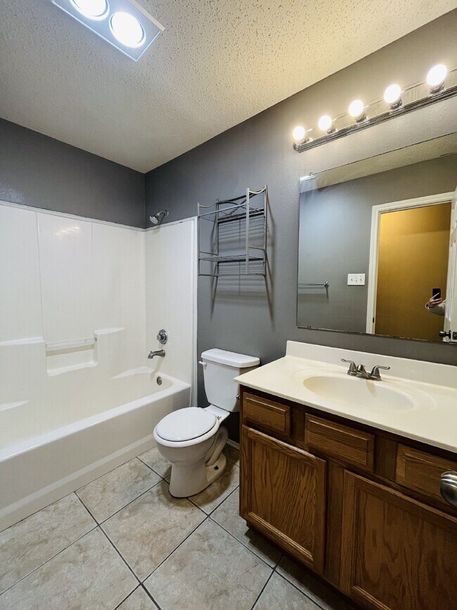 Building Photo - 3/2/2 on a Quiet Cul-De-Sac Street in the Frenship ISD