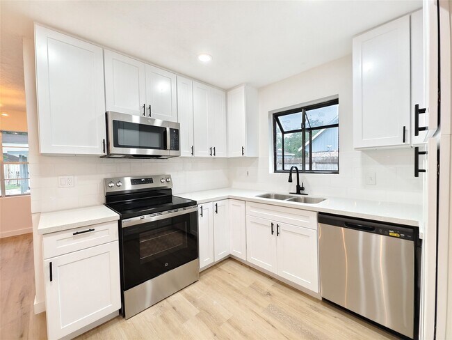 Building Photo - 4106 Clovernook Ln