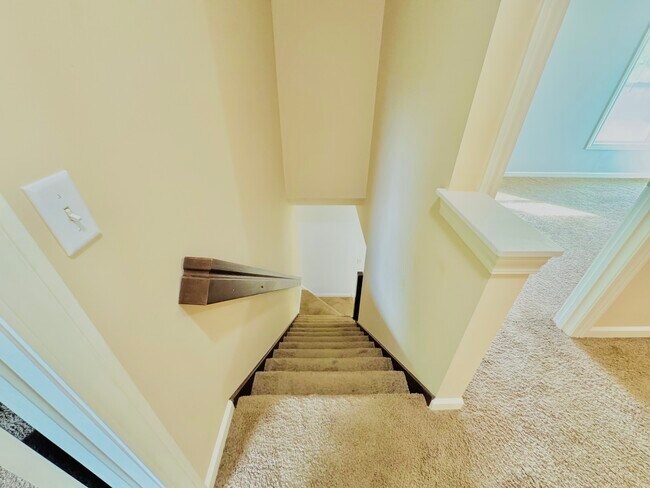 Building Photo - 2102 Oakwood Dr