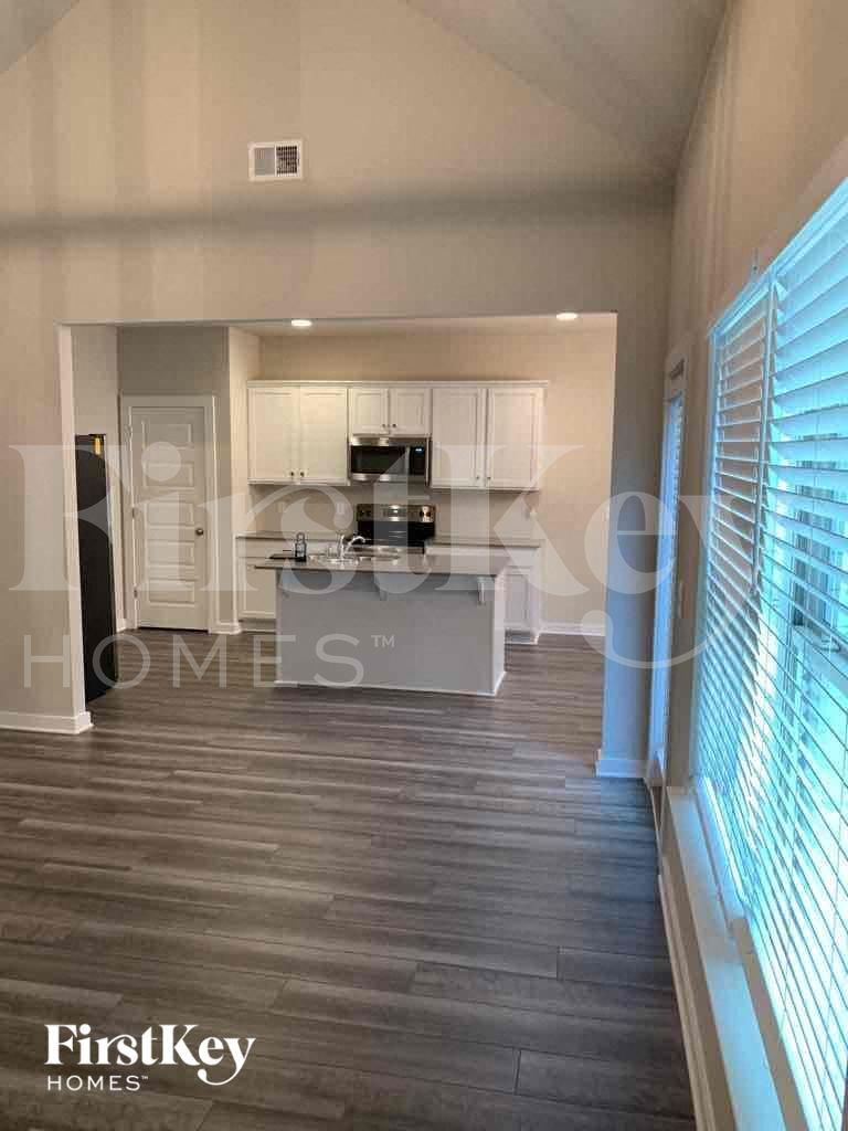 Building Photo - 305 Avalon Wy