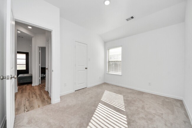 Building Photo - 1114 Bulwark